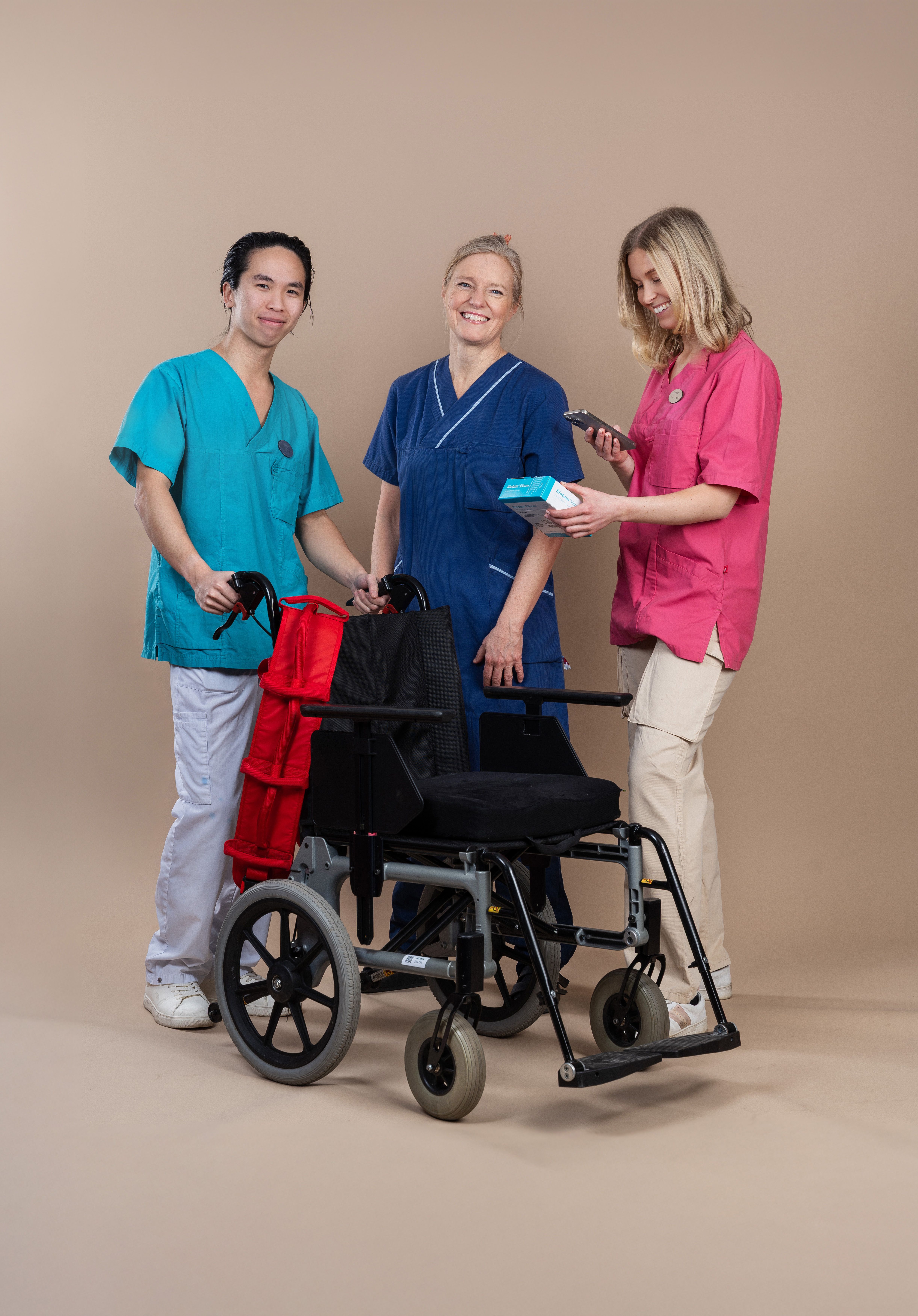 Personer runt en rollator