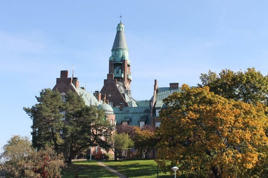 Danvikshems historiska byggnad i höstfärger