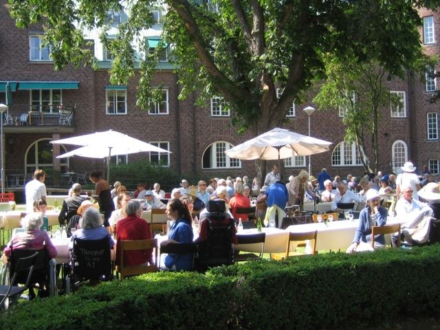 Boende och besökare samlade till sommarfest på Danvikshems gård
