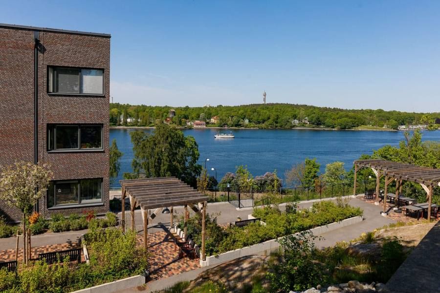 Danvikshem med utsikt mot vattnet i Nacka